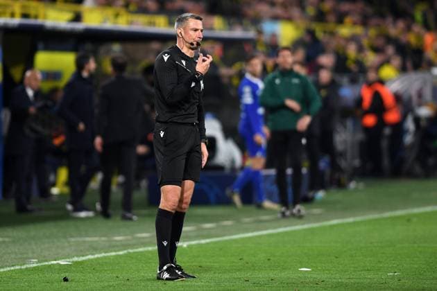 16 04 2024, Dortmund, Germany, Signal Iduna Park, Borussia Dortmund vs Atletico Madrid UEFA Champions League 2023 24 Quarter final Second Leg, Referee Slavko Vincic Slovenia gestures, gestures Photo Ralf Treese Dortmund Signal Iduna Park North Rhine Westphalia Germany 521_BVBATM20240416_104 Treese-521