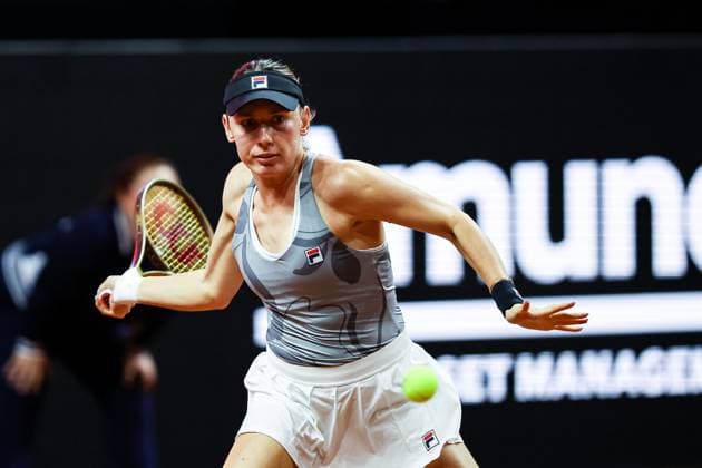 Ekaterina Alexandrova RUS Ekaterina Alexandrova RUS vs Ons Jabeur TUN GER Porsche Tennis Grand Prix GP Stuttgart 2024, Porsche Arena, 17 04 2024 GER Porsche Tennis Grand Prix GP Stuttgart 2024 Porsche Arena, 17 04 2024 Stuttgart Copyright: xEibner-Pressefoto RogerxBuerkex EP