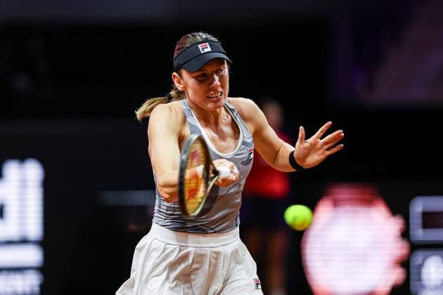 Ekaterina Alexandrova RUS Ekaterina Alexandrova RUS vs Ons Jabeur TUN GER Porsche Tennis Grand Prix GP Stuttgart 2024, Porsche Arena, 17 04 2024 GER Porsche Tennis Grand Prix GP Stuttgart 2024 Porsche Arena, 17 04 2024 Stuttgart Copyright: xEibner-Pressefoto RogerxBuerkex EP