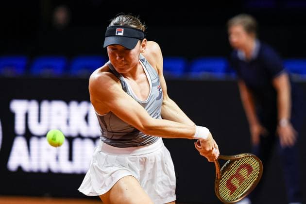 Ekaterina Alexandrova RUS Ekaterina Alexandrova RUS vs Ons Jabeur TUN GER Porsche Tennis Grand Prix GP Stuttgart 2024, Porsche Arena, 17 04 2024 GER Porsche Tennis Grand Prix GP Stuttgart 2024 Porsche Arena, 17 04 2024 Stuttgart Copyright: xEibner-Pressefoto RogerxBuerkex EP