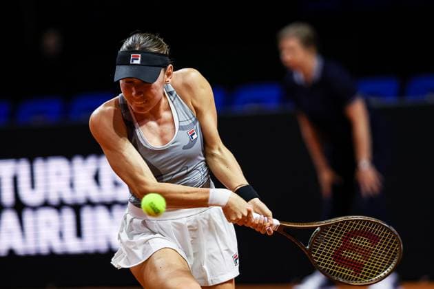 Ekaterina Alexandrova RUS Ekaterina Alexandrova RUS vs Ons Jabeur TUN GER Porsche Tennis Grand Prix GP Stuttgart 2024, Porsche Arena, 17 04 2024 GER Porsche Tennis Grand Prix GP Stuttgart 2024 Porsche Arena, 17 04 2024 Stuttgart Copyright: xEibner-Pressefoto RogerxBuerkex EP