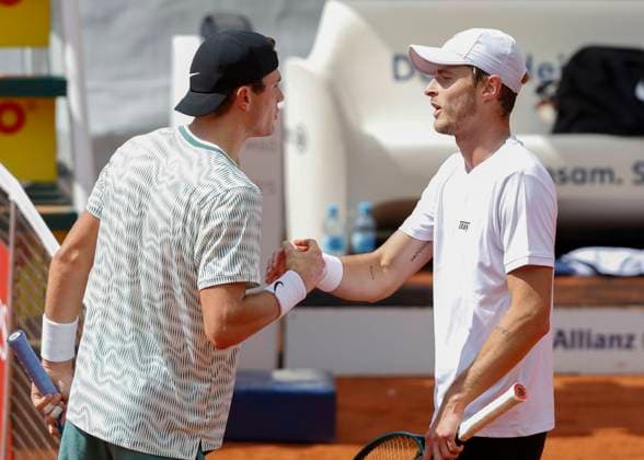 R L Rudolf Molleker congratulates the winner Jack Draper Tennis BMW Open 2024 ATP MTTC Iphitos Munich Germany April 17, 2024 Copyright: xJuergenxHasenkopfx