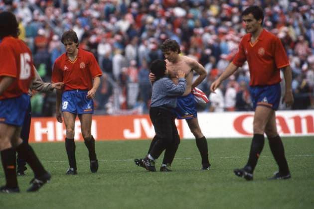 A young Spanish fan adores Emilio BUTRAGUENO ESP, Denmark DEN Spain ESP 2 3, EURO 1988 in Germany, 15 06 1988 at Niedersachsenstadion Hannover, Â