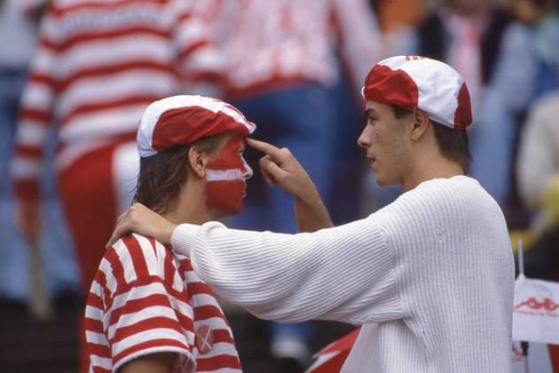 Daenische Fans, schminken sich ihre Gesichter in den Farben der daenischen Nationalflagge rot und weiss, allgemein, feature, Randmotiv, Symbolfoto Daenemark (DEN) - Spanien (ESP) 2:3, Fussball EM EURO 1988 in Deutschland, 15.06.1988 im Niedersachsenstadion Hannover, Â *** Danish fans, make up their faces in the colors of the Danish national flag red and white, general, feature, border motif, symbol photo Denmark DEN Spain ESP 2 3, football EM EURO 1988 in Germany, 15 06 1988 in the Niedersachsenstadion Hannover, Â