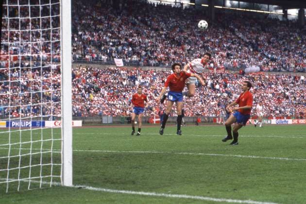 Flemming POVLSEN (DEN) erzielt per Kopfball das Tor zum 2:3, Daenemark (DEN) - Spanien (ESP) 2:3, Fussball EM EURO 1988 in Deutschland, 15.06.1988 im Niedersachsenstadion Hannover, Â *** Flemming POVLSEN DEN scores with a header to make it 2 3, Denmark DEN Spain ESP 2 3, EURO 1988 in Germany, 15 06 1988 at Niedersachsenstadion Hannover, Â