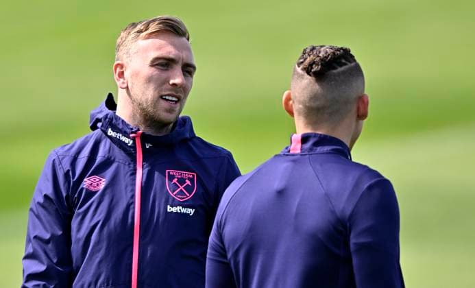 West Ham Training Jarrod Bowen (West Ham) speaks with Kalvin Phillips (West Ham) during the West Ham open training session at the West Ham training ground, Romford. Romford West Ham United Training Ground UK Copyright: xMartinxDaltonx WestHam_Training_170424_MD_004
