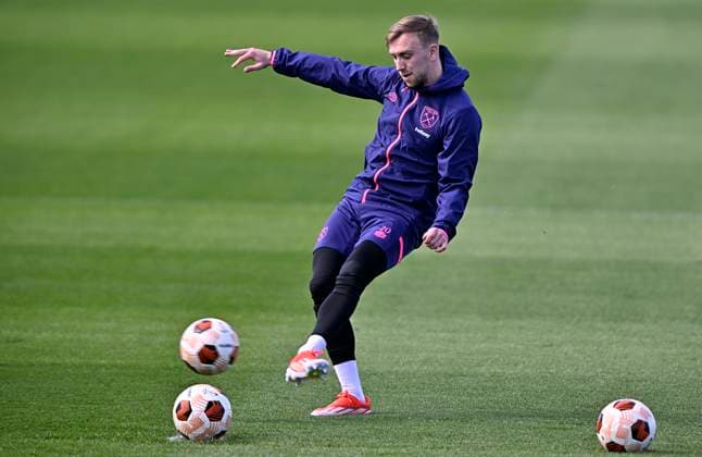 West Ham Training Jarrod Bowen (West Ham) takes a shot during the West Ham open training session at the West Ham training ground, Romford. Romford West Ham United Training Ground UK Copyright: xMartinxDaltonx WestHam_Training_170424_MD_006