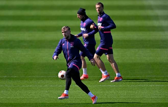 West Ham Training Jarrod Bowen (West Ham) shoots as he is watched by TomaÅ¡ SouÄek (West Ham) and Vladimir Coufal (West Ham, wearing hat) during the West Ham open training session at the West Ham training ground, Romford. Romford West Ham United Training Ground UK Copyright: xMartinxDaltonx WestHam_Training_170424_MD_012