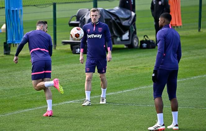 West Ham Training Danny Ings (West Ham) back heels the ball, watched by James Ward-Prowse (West Ham) during the West Ham open training session at the West Ham training ground, Romford. Romford West Ham United Training Ground UK Copyright: xMartinxDaltonx WestHam_Training_170424_MD_020