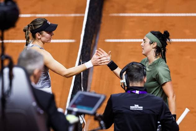 Ons Jabeur TUN win the match, has won the match Ekaterina Alexandrova RUS vs Ons Jabeur TUN GER Porsche Tennis Grand Prix GP Stuttgart 2024, Porsche Arena, 17 04 2024 GER Porsche Tennis Grand Prix GP Stuttgart 2024 Porsche Arena, 17 04 2024 Stuttgart Copyright: xEibner-Pressefoto RogerxBuerkex EP