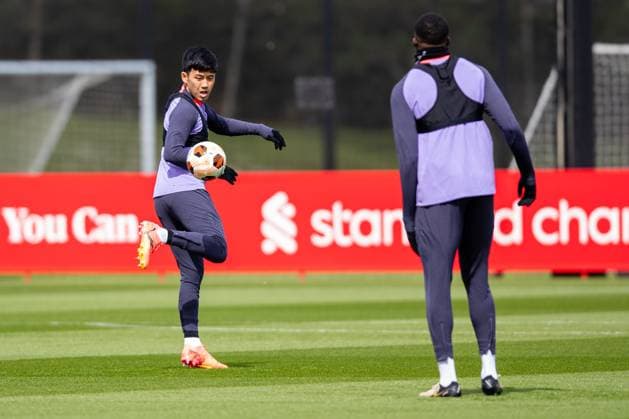 Football - UEFA Europa League - Quarter-Final 2nd Leg - BC Atalanta v Liverpool FC - MD-1 LIVERPOOL, ENGLAND - Wednesday, April 17, 2024: Liverpool s Wataru Endo during a training session at the AXA Training Centre ahead of the UEFA Europa League Quarter-Final 2nd Leg match between BC Atalanda and Liverpool FC. (Photo by Jessica Hornby Propaganda) LIVERPOOL AXA Training Centre MERSEYSIDE ENGLAND  Copyright: xDavidxRawcliffex P2024-04-17-LFC_Training_Atalanta-19