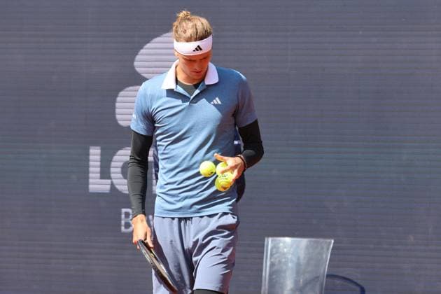 Alexander Zverev GER sorts balls, Tennis BMW Open 2024 17 04 2004 Munich PHOTO Mladen Lackovic LakoPress