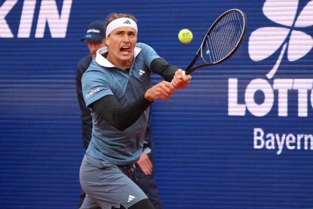 Alexander Zverev GER desperate, frustrated, frustrated after another rain interruption Tennis BMW Open 2024 17 04 2004 Munich PHOTO Mladen Lackovic LakoPress
