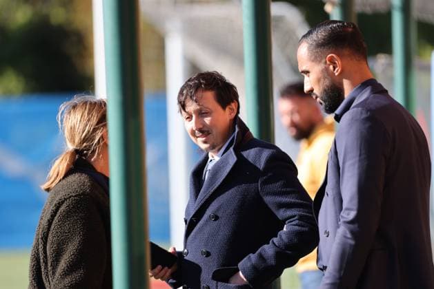 OM PHOTOPQR LA PROVENCE VALLAURI Nicolas ; Marseille ; 17 04 2024 ; Football Quart de finale retour d UEFA Europa League saison 2023 2024 Entrainement de l Olympique de Marseille (OM) au centre RLD à Marseille, à la veille de son match contre SL Benfica Pablo Longoria (g) président de l OM et Medhi Benatia (d) conseiller sportif de l OM Marseille, France, april 17th 2024 Training of Marseille before 1 4 UEFA Europa League saison finale Marseille BdR France  Copyright: xPHOTOPQR LAxPROVENCE MAXPPPxVALLAURIxNicolasx 20240417PVL5599 20240417PVL5599