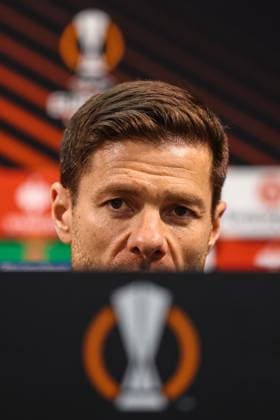 Leverkusen Pressekonferenz 17. April 2024, London EUROPA League Bayer 04 Leverkusen Pressekonferenz Leverkusen Cheftrainer Xabi Alonso Foto Charlotte Wilson Abseits London UK  Copyright: xCharlottexWilsonx xOffsidexOffside