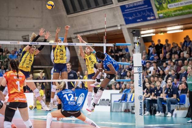 Krystal Rivers Allianz MTV Stuttgart, 13 vs Schwerin block from Elles Dambrink SSC Palmberg Schwerin, 15 , Jazmine White SSC Palmberg Schwerin, 14 , Nova Marring SSC Palmberg Schwerin, 33 Allianz MTV Stuttgart SSC Palmberg Schwerin, Sport, Volleyball Bundesliga, Frauen, VBL, Season 2023 24, German Championship Final Game 2, 17 04 2024, Stuttgart SCHARRena , DEU GER, Allianz MTV Stuttgart SSC Palmberg Schwerin, Volleyball, Bundesliga, easycredit VBL, German Championship Final Game 2, Season 2023 2024, 17 04 2024 Stuttgart Copyright: xSandyxDinkelackerx EP_SDR