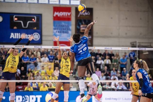 Krystal Rivers Allianz MTV Stuttgart, 13 Allianz MTV Stuttgart SSC Palmberg Schwerin, Sport, Volleyball Bundesliga, Frauen, VBL, Saison 2023 24, Deutsche Meisterschaft Finale Spiel 2, 17 04 2024, Stuttgart SCHARRena , DEU GER, Allianz MTV Stuttgart SSC Palmberg Schwerin, Volleyball, Bundesliga, easycredit VBL, Deutsche Meisterschaft Finale Spiel 2, Spielzeit 2023 2024, 17 04 2024 Stuttgart Copyright: xSandyxDinkelackerx EP_SDR