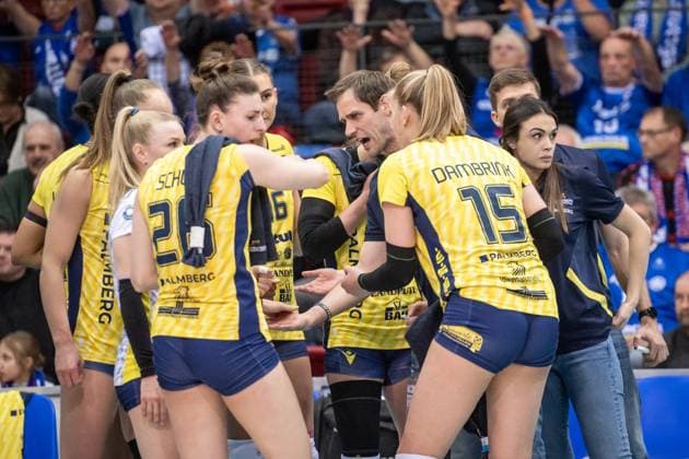 Felix Koslowski Coach SSC Palmberg Schwerin Speech to the team, Time-out Allianz MTV Stuttgart SSC Palmberg Schwerin, Sport, Volleyball Bundesliga, Women, VBL, Season 2023 24, German Championship Final Game 2, 17 04 2024, Stuttgart SCHARRena , DEU GER, Allianz MTV Stuttgart SSC Palmberg Schwerin, Volleyball, Bundesliga, easycredit VBL, German Championship Final Game 2, Season 2023 2024, 17 04 2024 Stuttgart Copyright: xSandyxDinkelackerx EP_SDR