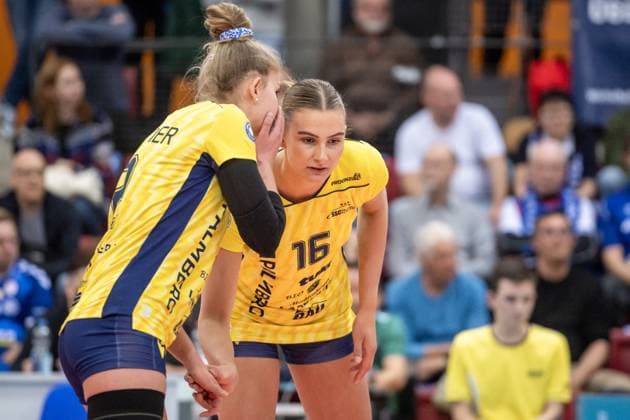 Pia Kaestner SSC Palmberg Schwerin, 02 , li speaks to Indy Baijens SSC Palmberg Schwerin, 16 Allianz MTV Stuttgart SSC Palmberg Schwerin, Sport, Volleyball Bundesliga, Frauen, VBL, Saison 2023 24, Deutsche Meisterschaft Finale Spiel 2, 17 04 2024, Stuttgart SCHARRena , DEU GER, Allianz MTV Stuttgart SSC Palmberg Schwerin, Volleyball, Bundesliga, easycredit VBL, Deutsche Meisterschaft Finale Spiel 2, Spielzeit 2023 2024, 17 04 2024 Stuttgart Copyright: xSandyxDinkelackerx EP_SDR