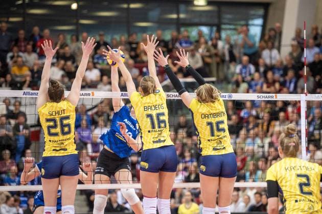 Schwerin block from Susan Schut SSC Palmberg Schwerin, 26 , Indy Baijens SSC Palmberg Schwerin, 16 , Elles Dambrink SSC Palmberg Schwerin, 15 vs Jolien Knollema Allianz MTV Stuttgart, 10 Allianz MTV Stuttgart SSC Palmberg Schwerin, Sport, Volleyball Bundesliga, Frauen, VBL, Season 2023 24, German Championship Final Game 2, 17 04 2024, Stuttgart SCHARRena , DEU GER, Allianz MTV Stuttgart SSC Palmberg Schwerin, Volleyball, Bundesliga, easycredit VBL, German Championship Final Game 2, Season 2023 2024, 17 04 2024 Stuttgart Copyright: xSandyxDinkelackerx EP_SDR