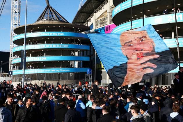 A general view of fans at the Etihad Stadium greeting the team bus Manchester City v Real Madrid, UEFA Champions League, Quarter Final, Second Leg, Football, Etihad Stadium, Manchester, UK - 17 Apr 2024 EDITORIAL USE ONLY No use with unauthorised audio, video, data, fixture lists, club league logos or live services. Online in-match use limited to 120 images, no video emulation. No use in betting, games or single club league player publications. Copyright: xMattxWest Shutterstockx 14434933h