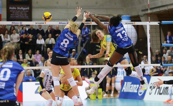 Stuttgart , Volleyball Bundesliga Womens PlayOff Final Game 2, Allianz MTV Stuttgart vs SSC Palmberg Schwerin , from left Monique Strubbe Stgt Nova Marring Schwerin Krystal Rivers Stgt