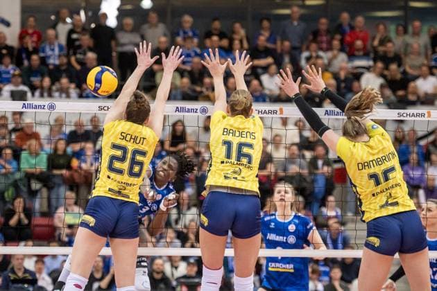 Susan Schut SSC Palmberg Schwerin, 26 , Indy Baijens SSC Palmberg Schwerin, 16 , Elles Dambrink SSC Palmberg Schwerin, 15 Schweriner Block vs Krystal Rivers Allianz MTV Stuttgart, 13 Allianz MTV Stuttgart SSC Palmberg Schwerin, Sport, Volleyball Bundesliga, Frauen, VBL, Season 2023 24, German Championship Final Game 2, 17 04 2024, Stuttgart SCHARRena , DEU GER, Allianz MTV Stuttgart SSC Palmberg Schwerin, Volleyball, Bundesliga, easycredit VBL, German Championship Final Game 2, Season 2023 2024, 17 04 2024 Stuttgart Copyright: xSandyxDinkelackerx EP_SDR