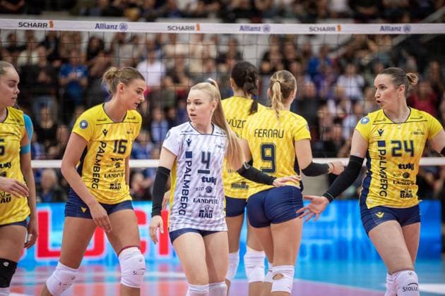 Disappointed looks at the team of SSC Schwerin Allianz MTV Stuttgart SSC Palmberg Schwerin, Sport, Volleyball Bundesliga, Women, VBL, Season 2023 24, German Championship Final Game 2, 17 04 2024, Stuttgart SCHARRena , DEU GER, Allianz MTV Stuttgart SSC Palmberg Schwerin, Volleyball, Bundesliga, easycredit VBL, German Championship Final Game 2, Season 2023 2024, 17 04 2024 Stuttgart Copyright: xSandyxDinkelackerx EP_SDR