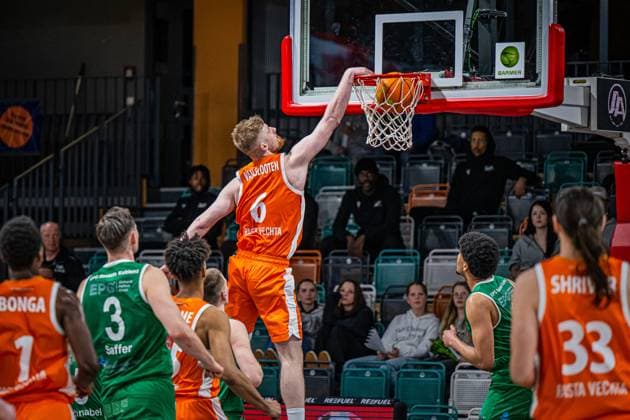 Sport Themen der Woche KW16 Sport Bilder des Tages 2. Basketball Bundesliga, Barmer BBL, Saison 2023 2024, Herren, Hauptrunde, 29. Spieltag, 17.04.2024, RASTA Vechta II - EPG Baskets Koblenz Luc Van Slooten ( 6 - RASTA Vechta II) beim Dunk Vechta RASTA Dome Niedersachsen Deutschland *** 2 Basketball Bundesliga, Barmer BBL, Season 2023 2024, Men, Main Round, Matchday 29, 17 04 2024, RASTA Vechta II EPG Baskets Koblenz Luc Van Slooten 6 RASTA Vechta II at Dunk Vechta RASTA Dome Lower Saxony Germany