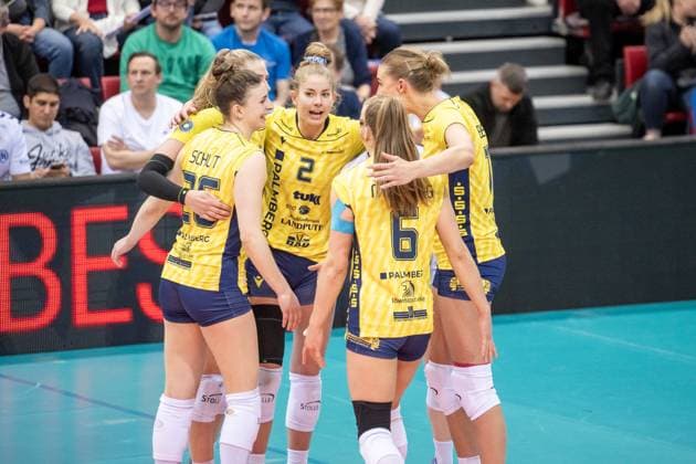 Pia Kaestner SSC Palmberg Schwerin, 02 , middle cheers with Team Allianz MTV Stuttgart SSC Palmberg Schwerin, Sport, Volleyball Bundesliga, Frauen, VBL, Saison 2023 24, Deutsche Meisterschaft Finale Spiel 2, 17 04 2024, Stuttgart SCHARRena , DEU GER, Allianz MTV Stuttgart SSC Palmberg Schwerin, Volleyball, Bundesliga, easycredit VBL, Deutsche Meisterschaft Finale Spiel 2, Spielzeit 2023 2024, 17 04 2024 Stuttgart Copyright: xSandyxDinkelackerx EP_SDR