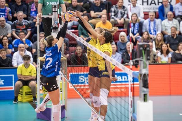 Elles Dambrink SSC Palmberg Schwerin, 15 and Jazmine White SSC Palmberg Schwerin, 14 vs Britt Bongaerts Allianz MTV Stuttgart, 12 Allianz MTV Stuttgart SSC Palmberg Schwerin, Sport, Volleyball Bundesliga, Women, VBL, Season 2023 24, German Championship Final Game 2, 17 04 2024, Stuttgart SCHARRena , DEU GER, Allianz MTV Stuttgart SSC Palmberg Schwerin, Volleyball, Bundesliga, easycredit VBL, German Championship Final Game 2, Season 2023 2024, 17 04 2024 Stuttgart Copyright: xSandyxDinkelackerx EP_SDR