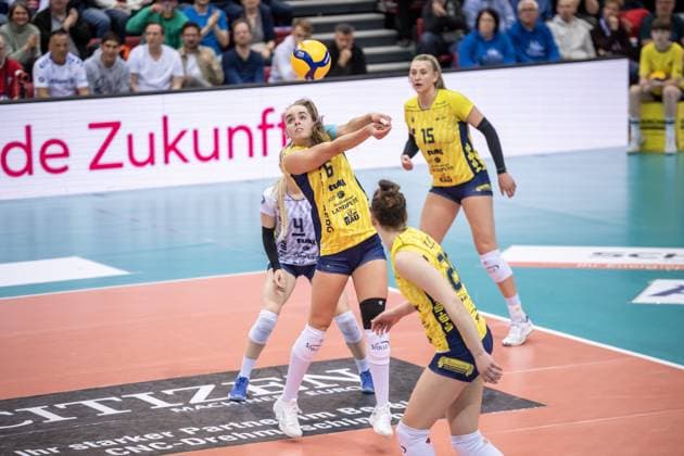 Nova Marring SSC Palmberg Schwerin, 33 Ballannahne Allianz MTV Stuttgart SSC Palmberg Schwerin, Sport, Volleyball Bundesliga, Frauen, VBL, Saison 2023 24, Deutsche Meisterschaft Finale Spiel 2, 17 04 2024, Stuttgart SCHARRena , DEU GER, Allianz MTV Stuttgart SSC Palmberg Schwerin, Volleyball, Bundesliga, easycredit VBL, Deutsche Meisterschaft Finale Spiel 2, Spielzeit 2023 2024, 17 04 2024 Stuttgart Copyright: xSandyxDinkelackerx EP_SDR