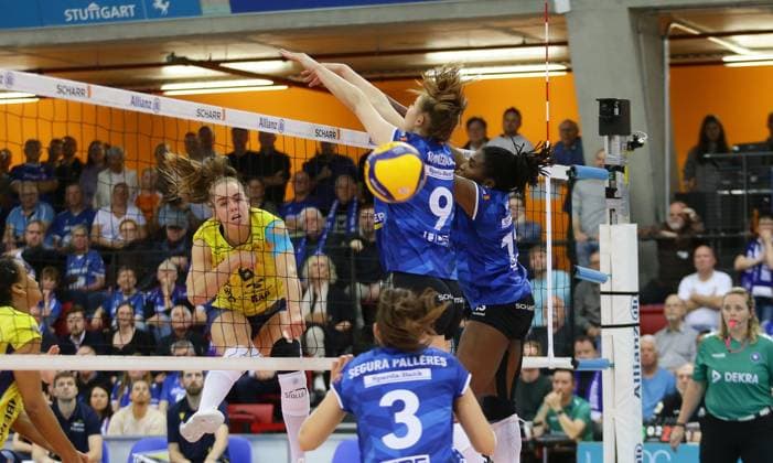 Stuttgart , Volleyball Bundesliga Womens PlayOff Final Game 2, Allianz MTV Stuttgart vs SSC Palmberg Schwerin , from left Nova Marring Schwerin Eline Timmerman Krystal Rivers Stgt