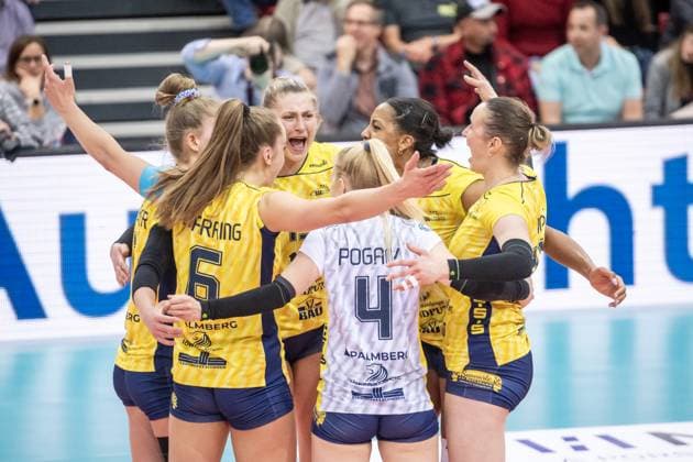 Elles Dambrink SSC Palmberg Schwerin, 15 and team cheer, jubilation, scream, joy Allianz MTV Stuttgart SSC Palmberg Schwerin, Sport, Volleyball Bundesliga, Women, VBL, Season 2023 24, German Championship Final Game 2, 17 04 2024, Stuttgart SCHARRena , DEU GER, Allianz MTV Stuttgart SSC Palmberg Schwerin, Volleyball, Bundesliga, easycredit VBL, German Championship Final Game 2, Season 2023 2024, 17 04 2024 Stuttgart Copyright: xSandyxDinkelackerx EP_SDR
