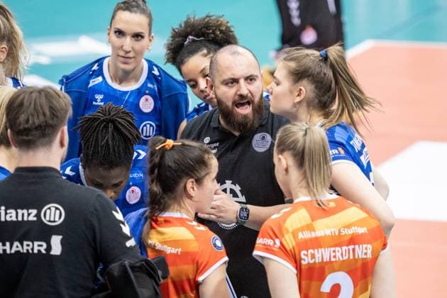 Konstantin Bitter Coach Allianz MTV Stuttgart Address to the team, Time-out Allianz MTV Stuttgart SSC Palmberg Schwerin, Sport, Volleyball Bundesliga, Women, VBL, Season 2023 24, German Championship Final Game 2, 17 04 2024, Stuttgart SCHARRena , DEU GER, Allianz MTV Stuttgart SSC Palmberg Schwerin, Volleyball, Bundesliga, easycredit VBL, German Championship Final Game 2, Season 2023 2024, 17 04 2024 Stuttgart Copyright: xSandyxDinkelackerx EP_SDR