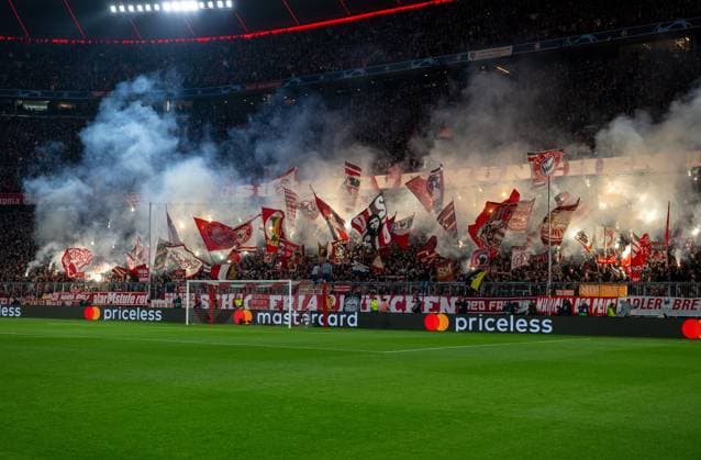 Football, Men, 2023 2024 season, Champions League quarter-final, second leg, FC Bayern Munich Arsenal London, Bayern fans set off pyrotechnics, 17 04 2024, Copyright: xMatthiasxKochx