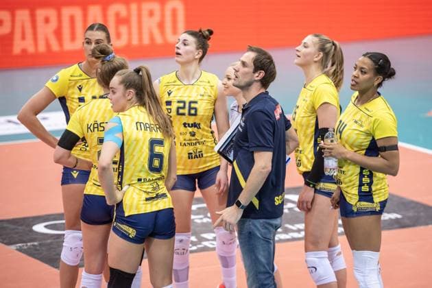 Felix Koslowski Coach SSC Palmberg Schwerin with team Excited looks at the video wall at Challenge Allianz MTV Stuttgart SSC Palmberg Schwerin, Sport, Volleyball Bundesliga, Frauen, VBL, Saison 2023 24, Deutsche Meisterschaft Finale Spiel 2, 17 04 2024, Stuttgart SCHARRena , DEU GER, Allianz MTV Stuttgart SSC Palmberg Schwerin, Volleyball, Bundesliga, easycredit VBL, Deutsche Meisterschaft Finale Spiel 2, Spielzeit 2023 2024, 17 04 2024 Stuttgart Copyright: xSandyxDinkelackerx EP_SDR