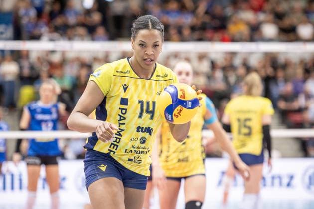 Jazmine White SSC Palmberg Schwerin, 14 with match ball Allianz MTV Stuttgart SSC Palmberg Schwerin, Sport, Volleyball Bundesliga, Frauen, VBL, Saison 2023 24, Deutsche Meisterschaft Finale Spiel 2, 17 04 2024, Stuttgart SCHARRena , DEU GER, Allianz MTV Stuttgart SSC Palmberg Schwerin, Volleyball, Bundesliga, easycredit VBL, Deutsche Meisterschaft Finale Spiel 2, Spielzeit 2023 2024, 17 04 2024 Stuttgart Copyright: xSandyxDinkelackerx EP_SDR