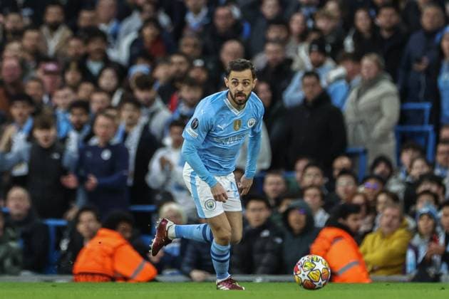 UEFA Champions League Quarter Final Manchester City v Real Madrid Bernardo Silva of Manchester City breaks with the ball during the UEFA Champions League Quarter Final Manchester City vs Real Madrid at Etihad Stadium, Manchester, United Kingdom, 17th April 2024 (Photo by Mark Cosgrove News Images) Manchester Etihad Stadium Manchester United, ManU Kingdom Copyright: xMarkxCosgrove NewsxImagesx