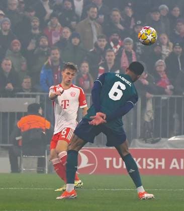 17 04 2024, xemx, Football UEFA Champions League, FC Bayern Muenchen Arsenal London emspor, v l Joshua Kimmich FC Bayern Muenchen , Gabriel Arsenal London DFL DFB REGULATIONS PROHIBIT ANY USE OF PHOTOGRAPHS as IMAGE SEQUENCES and or QUASI VIDEO Muenchen