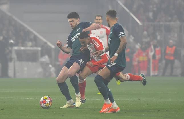 17 04 2024, xemx, Football UEFA Champions League, FC Bayern Muenchen Arsenal London emspor, v l Declan Rice Arsenal London , Jamal Musiala FC Bayern Muenchen , Ben White Arsenal London duel, action, action, battle for the ball DFL DFB REGULATIONS PROHIBIT ANY USE OF PHOTOGRAPHS as IMAGE SEQUENCES and or QUASI VIDEO Muenchen