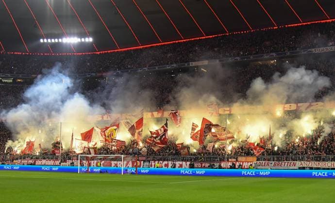 17 04 2024, xemx, Football UEFA Champions League, FC Bayern Muenchen Arsenal London emspor, v l atmosphere, scarves, Ultras to end pyrotechnics, Bengalos, smoke, firecrackers DFL DFB REGULATIONS PROHIBIT ANY USE OF PHOTOGRAPHS as IMAGE SEQUENCES and or QUASI VIDEO Muenchen