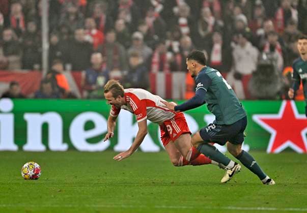 17 04 2024, Football UEFA Championsleague 2023 2024 Quarterfinals, FC Bayern Munich FC Arsenal London, at Allianz Arena Munich Harry Kane FC Bayern Munich falls to the ground DFL and DFB regulations prohibit any use of photographs as image sequences and or quasi video