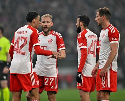 17 04 2024, Football UEFA Champions League 2023 2024 quarter-finals, FC Bayern Munich FC Arsenal London, in the Allianz Arena Munich v l Jamal Musiala FC Bayern Munich , Konrad Laimer FC Bayern Munich , Noussair Mazraoui FC Bayern Munich and Leon Goretzka FC Bayern Munich are dissatisfied DFL and DFB regulations prohibit any use of photographs as image sequences and or quasi video