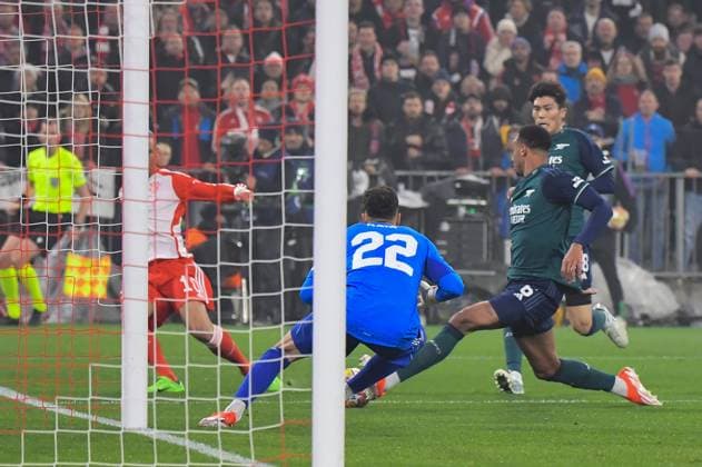 17 04 2024, xemx, Football UEFA Champions League, FC Bayern Muenchen Arsenal London emspor, v l Leroy Sane FC Bayern Muenchen , David Raya Arsenal London , Gabriel Arsenal London DFL DFB REGULATIONS PROHIBIT ANY USE OF PHOTOGRAPHS as IMAGE SEQUENCES and or QUASI VIDEO Muenchen