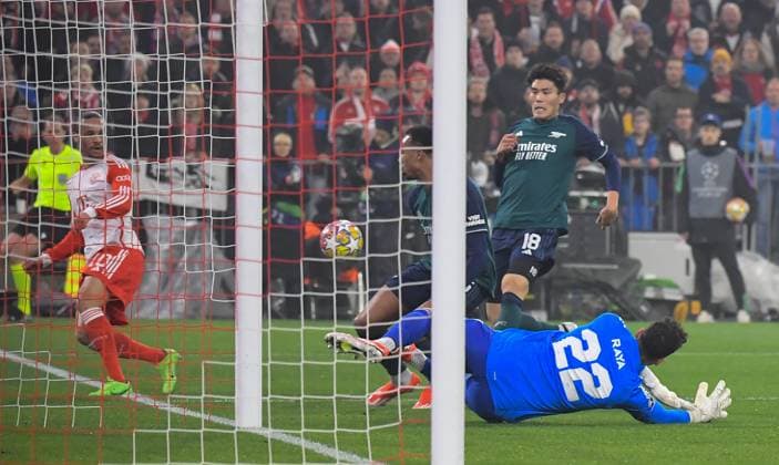 17 04 2024, xemx, Football UEFA Champions League, FC Bayern Muenchen Arsenal London emspor, v l Leroy Sane FC Bayern Muenchen , Gabriel Arsenal London , David Raya Arsenal London DFL DFB REGULATIONS PROHIBIT ANY USE OF PHOTOGRAPHS as IMAGE SEQUENCES and or QUASI VIDEO Muenchen
