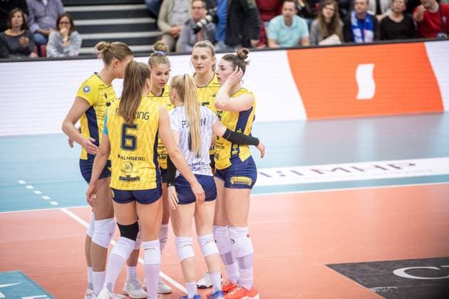Pia Kaestner SSC Palmberg Schwerin, 02 with team, disappointed looks Allianz MTV Stuttgart SSC Palmberg Schwerin, Sport, Volleyball Bundesliga, Frauen, VBL, Saison 2023 24, Deutsche Meisterschaft Finale Spiel 2, 17 04 2024, Stuttgart SCHARRena , DEU GER, Allianz MTV Stuttgart SSC Palmberg Schwerin, Volleyball, Bundesliga, easycredit VBL, Deutsche Meisterschaft Finale Spiel 2, Spielzeit 2023 2024, 17 04 2024 Stuttgart Copyright: xSandyxDinkelackerx EP_SDR