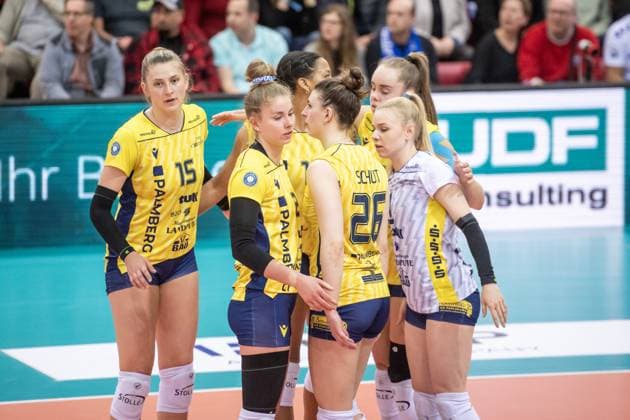 Pia Kaestner SSC Palmberg Schwerin, 02 , Center and team disappointed looks Allianz MTV Stuttgart SSC Palmberg Schwerin, Sport, Volleyball Bundesliga, Women, VBL, Season 2023 24, German Championship Final Game 2, 17 04 2024, Stuttgart SCHARRena , DEU GER, Allianz MTV Stuttgart SSC Palmberg Schwerin, Volleyball, Bundesliga, easycredit VBL, German Championship Final Game 2, Season 2023 2024, 17 04 2024 Stuttgart Copyright: xSandyxDinkelackerx EP_SDR