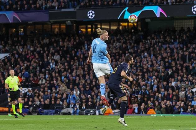 UEFA Champions League Quarter Final Manchester City v Real Madrid Erling Haaland of Manchester City heads on goal during the UEFA Champions League Quarter Final Manchester City vs Real Madrid at Etihad Stadium, Manchester, United Kingdom, 17th April 2024 (Photo by Mark Cosgrove News Images) Manchester Etihad Stadium Manchester United, ManU Kingdom Copyright: xMarkxCosgrove NewsxImagesx