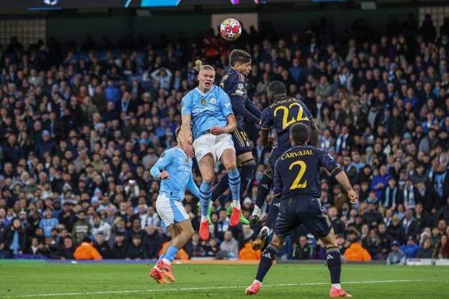 UEFA Champions League Quarter Final Manchester City v Real Madrid Erling Haaland of Manchester City heads on goal and it hits the crossbar during the UEFA Champions League Quarter Final Manchester City vs Real Madrid at Etihad Stadium, Manchester, United Kingdom, 17th April 2024 (Photo by Mark Cosgrove News Images) Manchester Etihad Stadium Manchester United, ManU Kingdom Copyright: xMarkxCosgrove NewsxImagesx